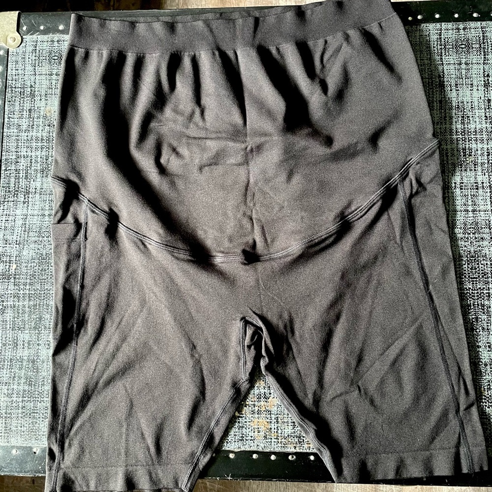 Maternity bike shorts w/ side pocket. Size XL. 6 inch.